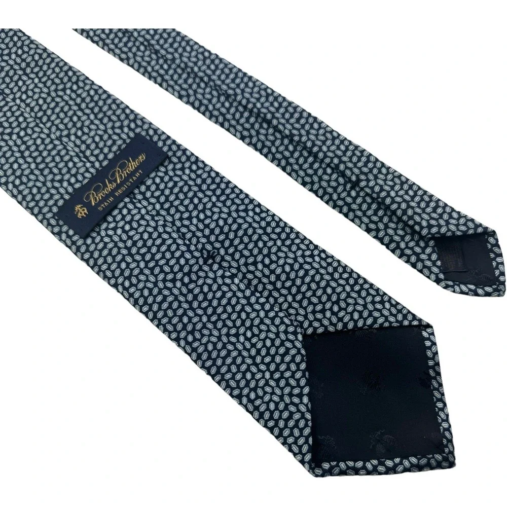 Brooks Brothers Blue & Silver Silk Stain Resistant Neck Tie Mens Size 3.5